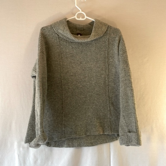 Bottom has a bit of flair- little longer in back - Picture 1 of 3